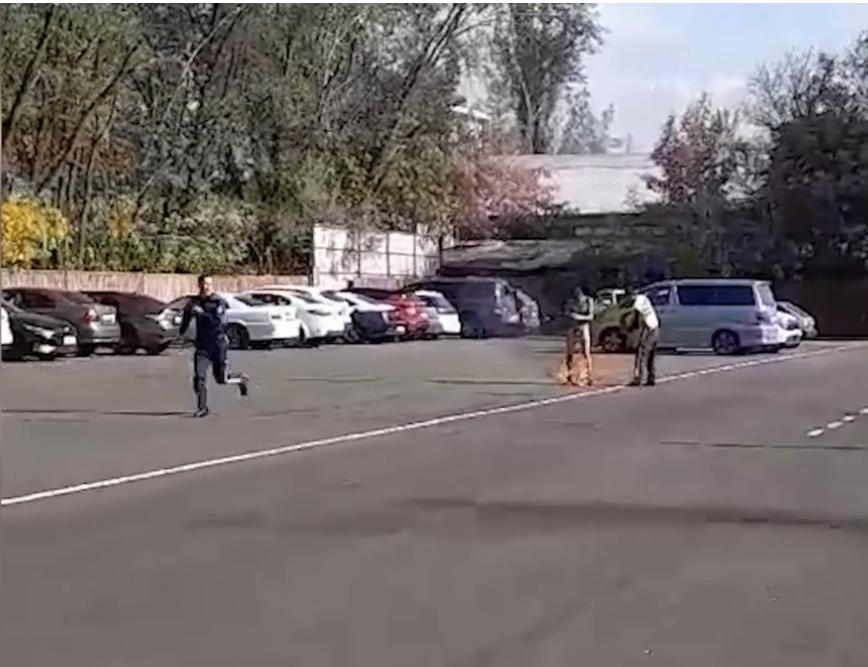 Мужчина поджег себя и авто после остановки полицейскими в Алматы